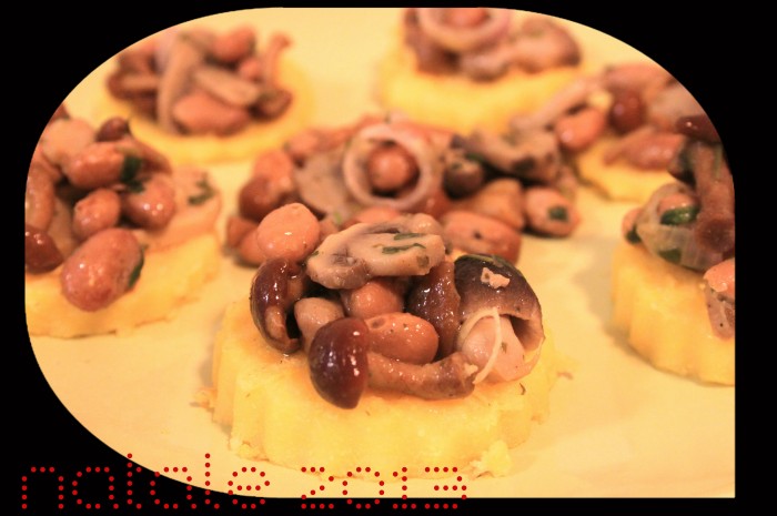 CROSTINI DI POLENTA GIALLA CON FAGIOLI E FUNGHI