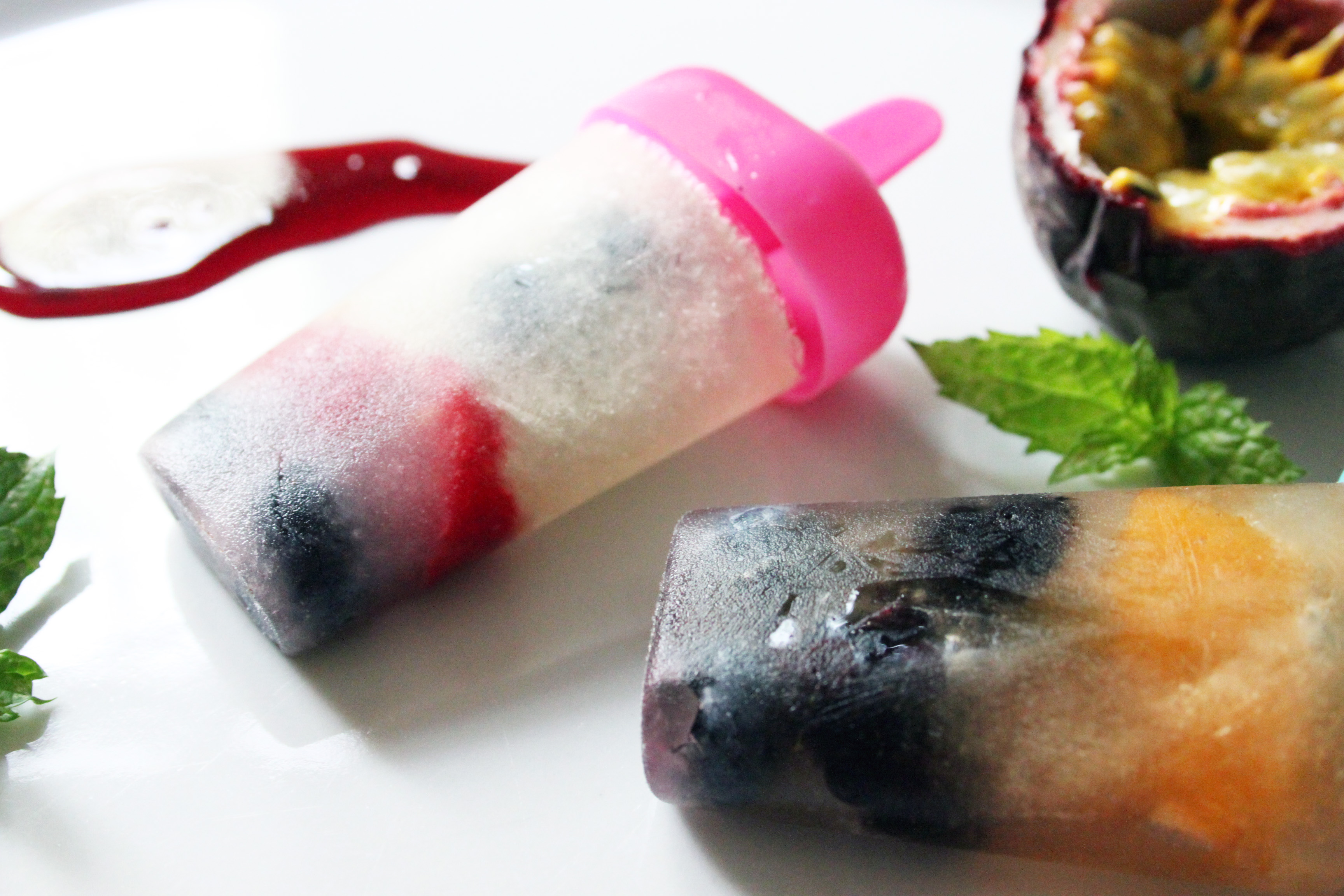 Ghiaccioli alla frutta fatti in casa e senza zucchero (c'è anche la menta)