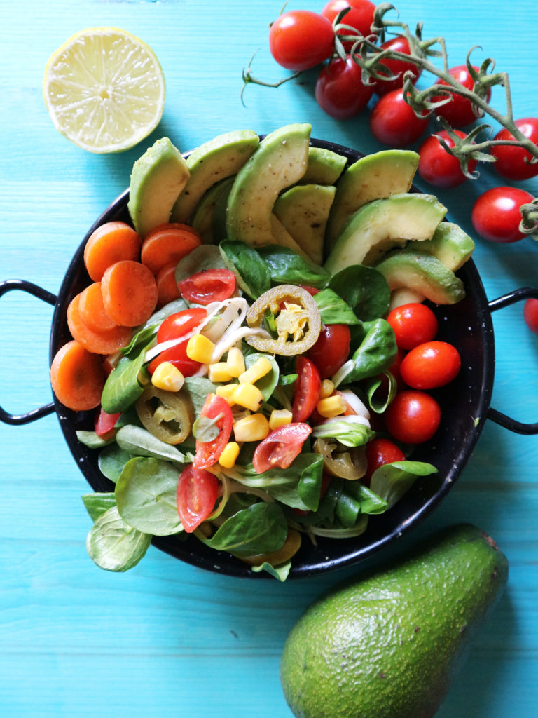insalate con la frutta e verdura