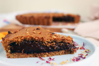 crostata vegana ripiena di crema al cioccolato