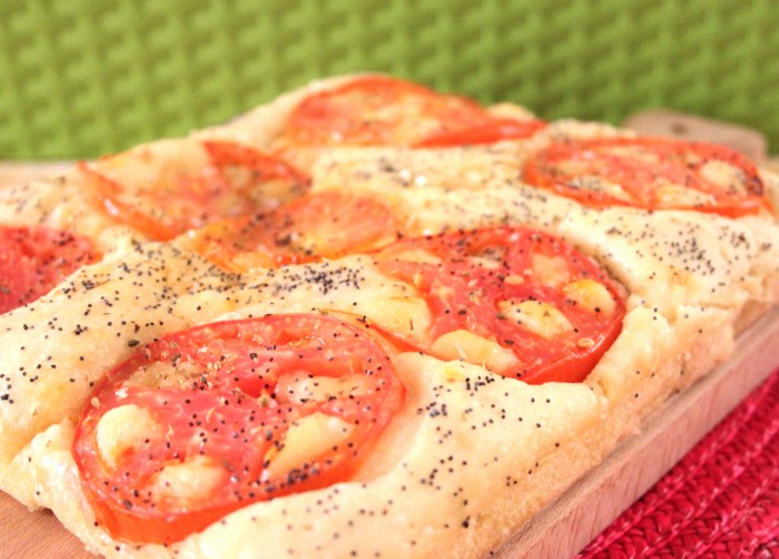 FOCACCIA PUGLIESE AI POMODORI