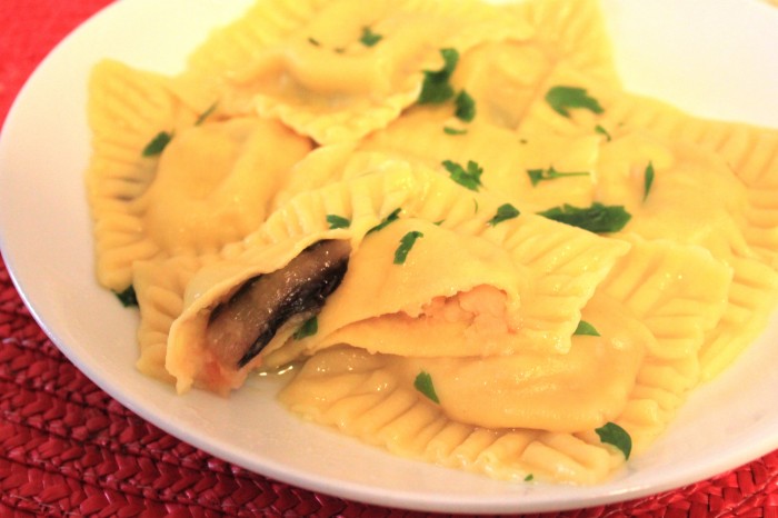 ravioli di pasta fresca senza uova con radicchio e patate