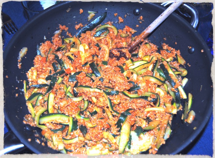 SPAGHETTI DI ZUCCHINA CON RAGU DI SOIA