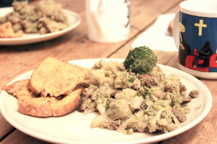 padellata di broccoli e funghi con french toast alla senape