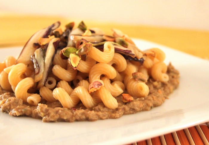 pasta con radicchio rosso e pistacchi su crema di lenticchie