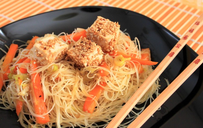 spaghetti di riso con tofu al sesamo