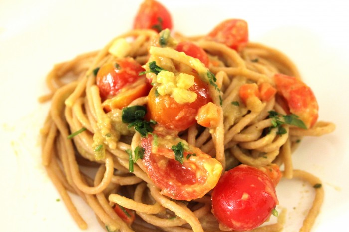 spaghetti con crema di avocado e pomodorini
