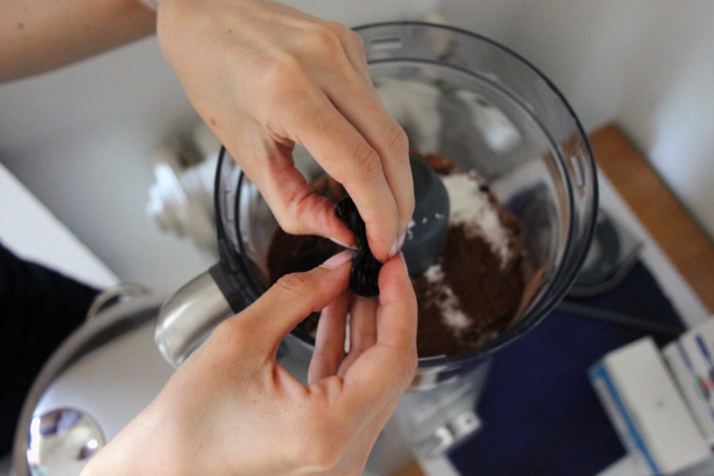 torta crudista al cioccolato ricetta