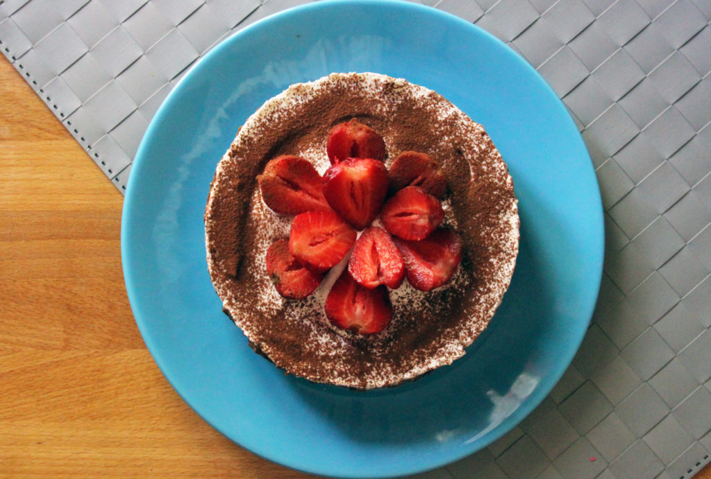 torta crudista al cioccolato vegan