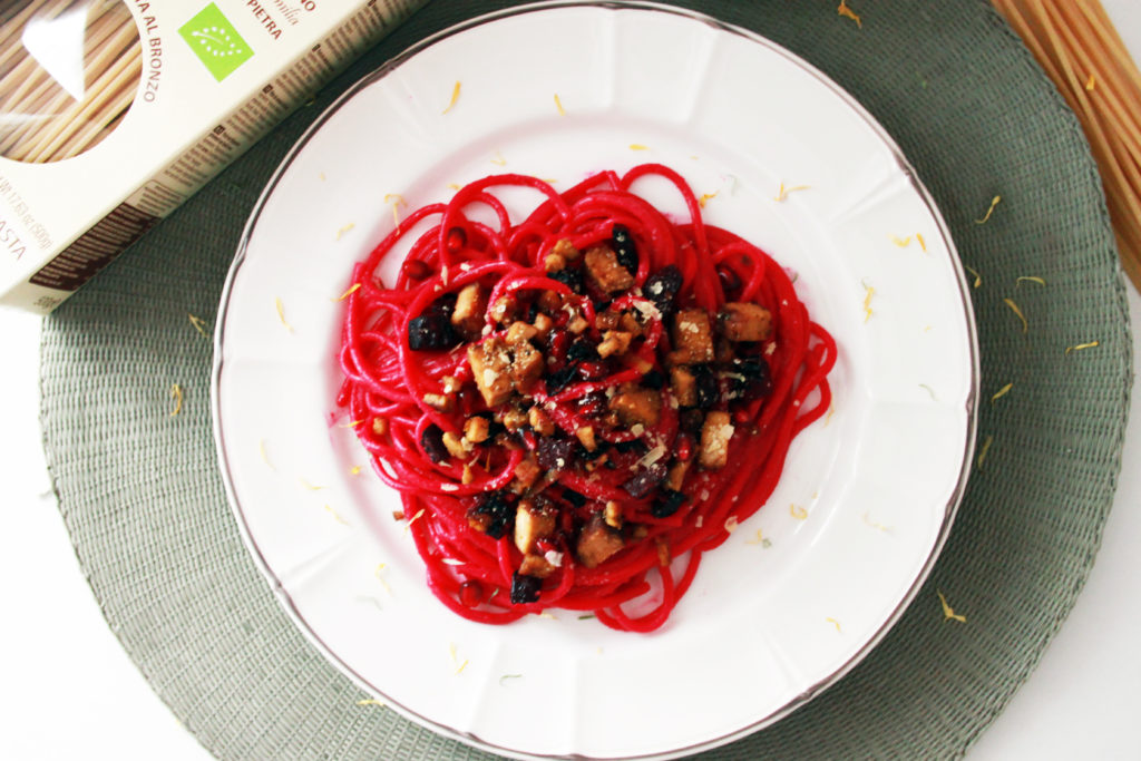 spaghetti alla rapa rossa vegan ricetta