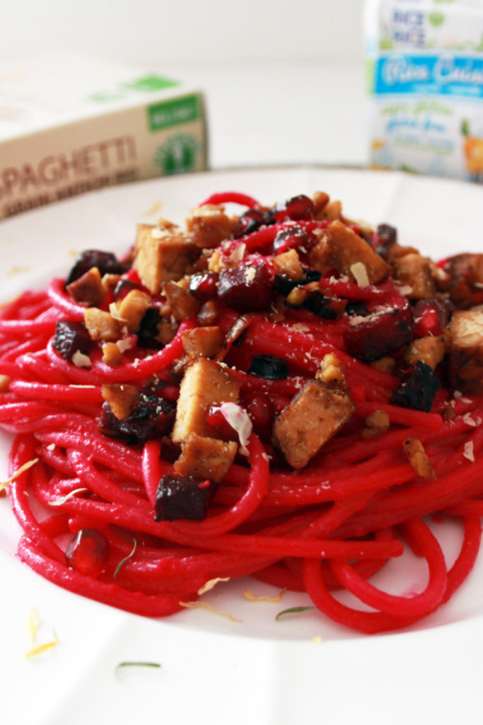 spaghetti alla rapa rossa vegan ricetta