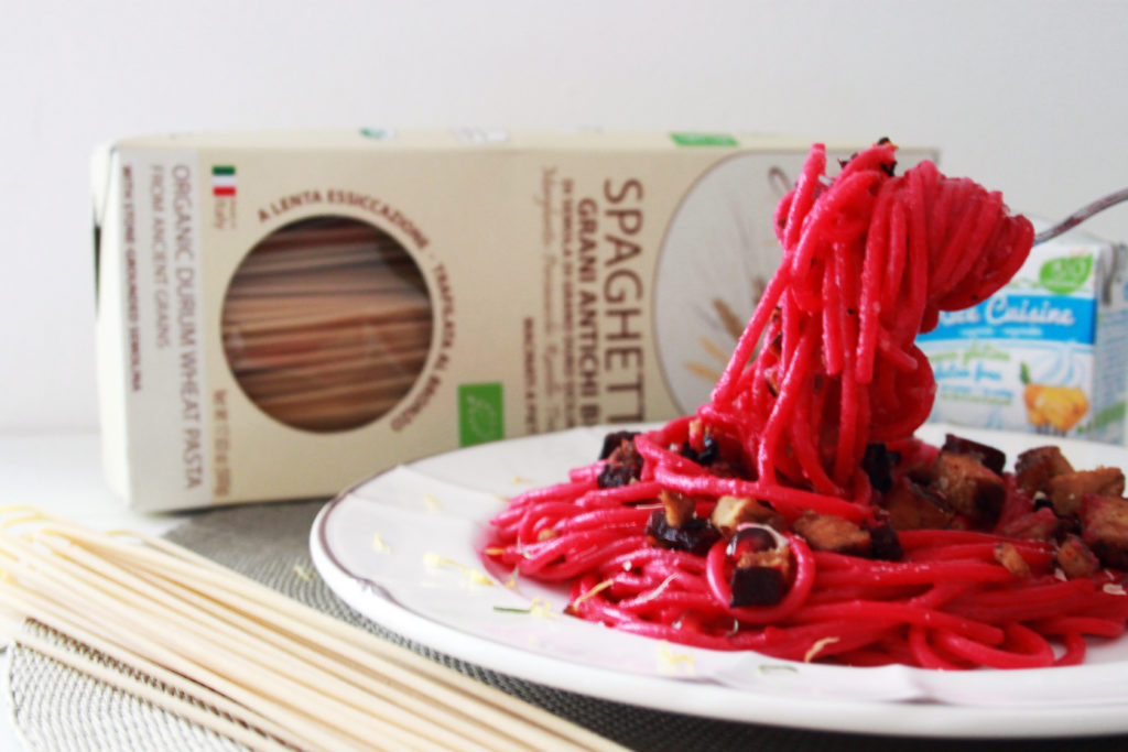 spaghetti alla rapa rossa vegan ricetta