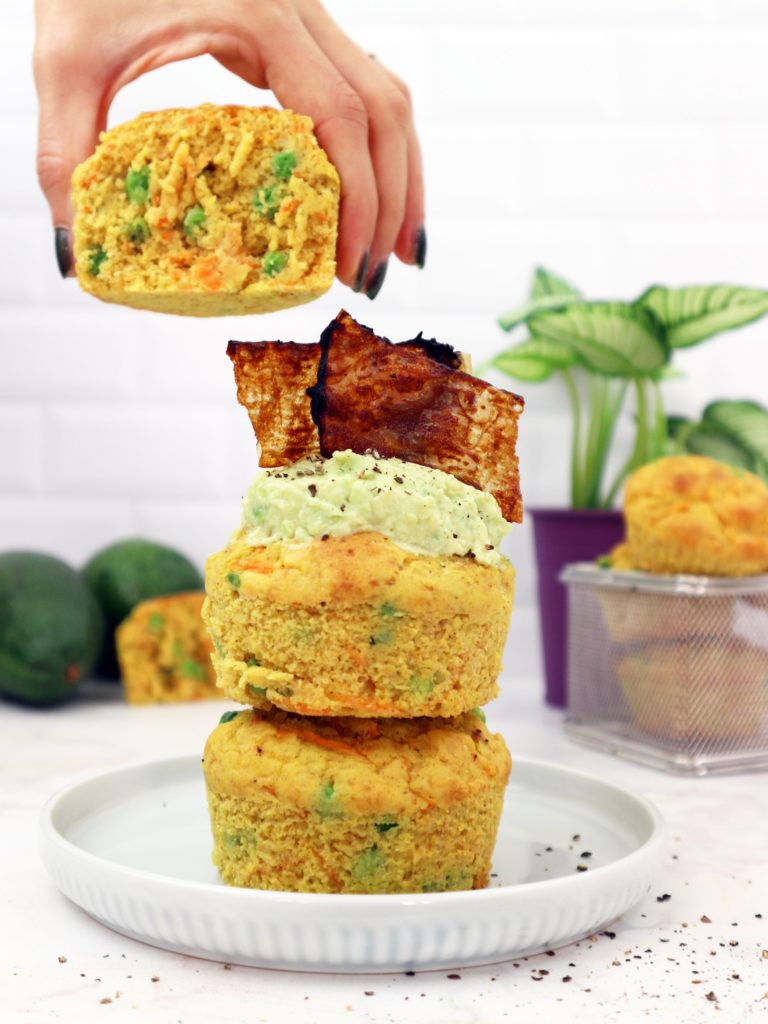 muffin salati vegani con crema di avocado e “bacon”